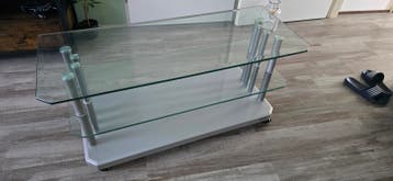 Moderne glazen salontafel met metalen poten