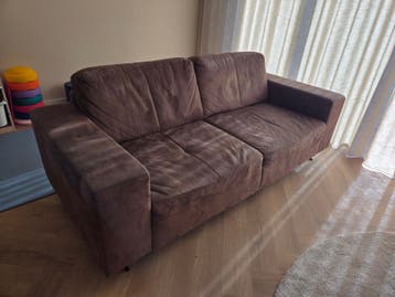 Comfortabele bruine tweepersoonsbank