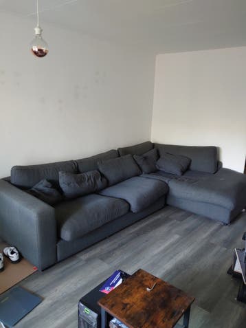 Grote comfortabele hoekbank in donkergrijs stof