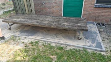 Robuuste houten tafel op wielen