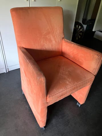 Oranje fauteuil op wieltjes GRATIS