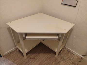 Compact hoekbureau met uitschuifbaar toetsenbordblad