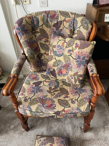 Comfortabele fauteuil met bloemenprint en houten frame