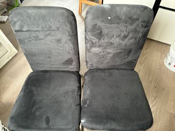 Twee zwarte eetkamer stoelen