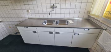 Keukenblok met dubbele wasbak en bovenkasten