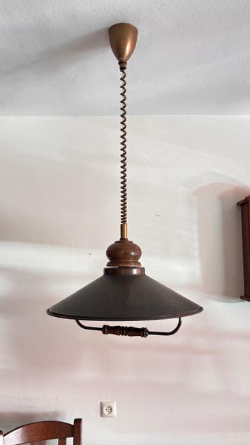 Vintage hanglamp met houten details en metalen kap