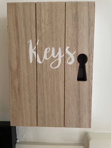 Houten sleutelkastje met 'Keys' opdruk