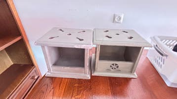 Decoratieve houten stoofjes. 2 stuks)