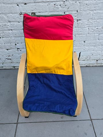 Kinderstoel  met kleurrijk kussen