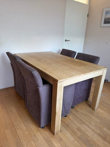 GRATIS AF TE HALEN: eikenhouten tafel met 4 fauteuiltjes