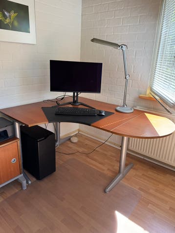 GRATIS AF TE HALEN: bureau met bijbehorende kastjes