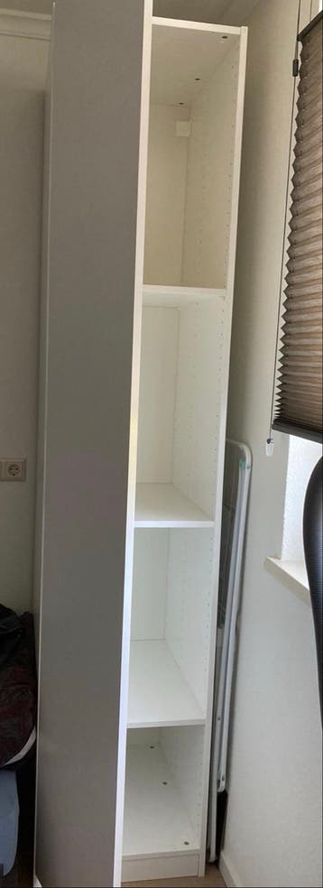 Witte hoge kast met planken
