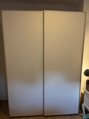 Mooie kledingkast met schuifdeuren (160x220x70 cm)