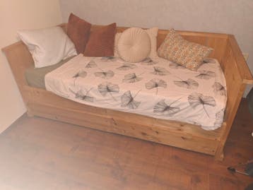 Houten eenpersoonsbed met matras