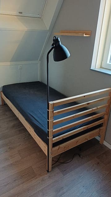 Eenpersoonsbed inclusief matras en lamp