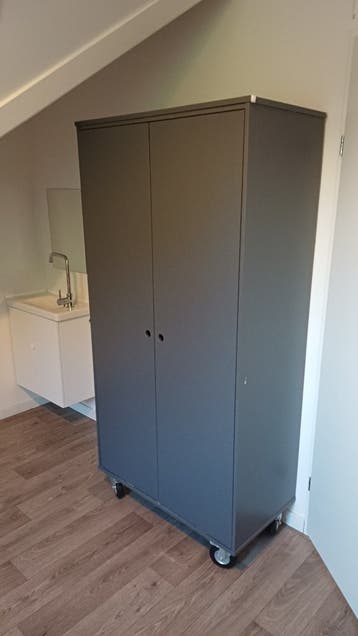 Houten kledingkast op zwenkwielen