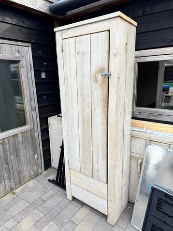 Steigerhouten kast met planken en lade