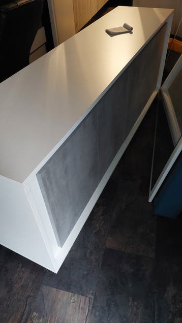 Modern dressoir met betonlook deuren