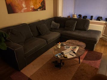 Gratis Comfortabele donkergrijze hoekbank met chaise longue