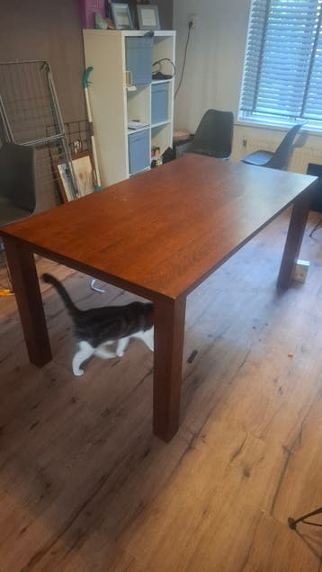 bruine eettafel