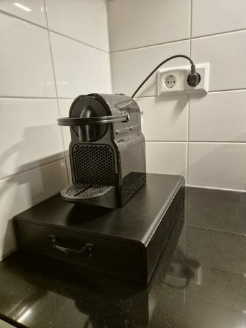 Nespresso Inissia koffiezetapparaat met capsulehouder