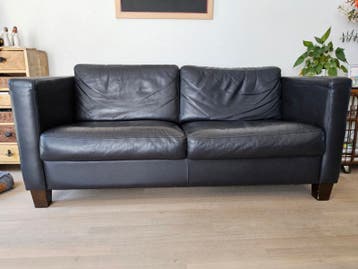 Gratis: 2 leren donkerblauwe banken; 2 1/2 en 2 zits. I.g.st