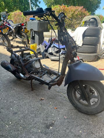 Oud ijzer scooter of voor onderdelen