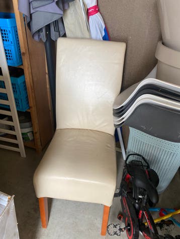 Gratis - 6 witte leren stoelen.