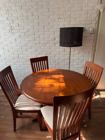 Houten eettafel met 4 stoelen