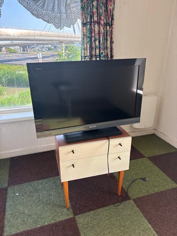 Sony Bravia LCD TV - gratis ophalen +  tv meubel/nachtkastje