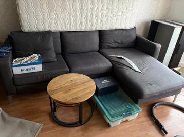 Grijze bank. Scheur in chaise longue gedeelte. Rest goed.