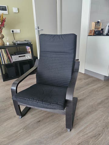 Ikea Poäng fauteuil met zwarte kussens