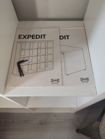 IKEA vakkenkast met bureau - GRATIS