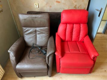 Gratis rode en bruine fauteuils. Ook apart.