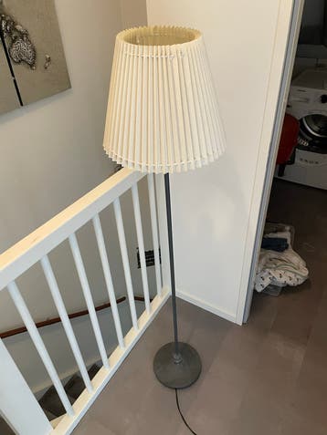 Staande lamp met geplooide kap