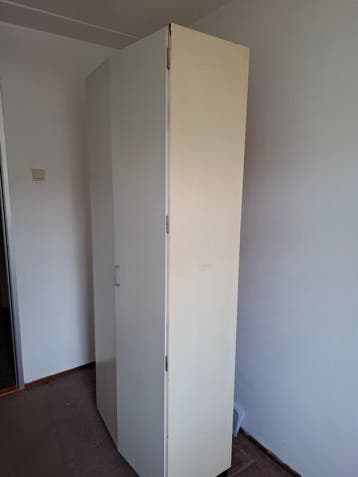 Hoge smalle kast met planken