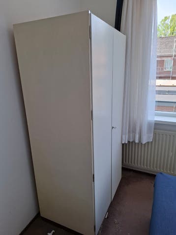 Witte kledingkast met planken en hangruimte