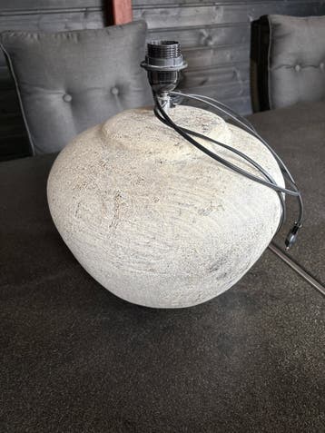 Unieke stenen tafellamp, robuust design