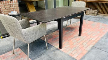 Uitschuifbare Ikea eettafel met 2 stoelen