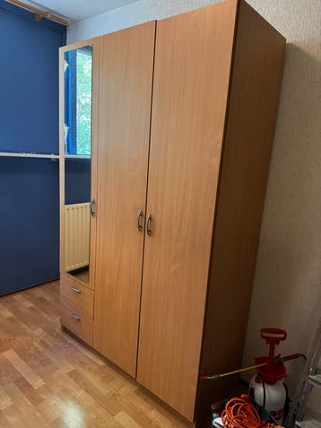 GRATIS kledingkast met spiegel en twee lades