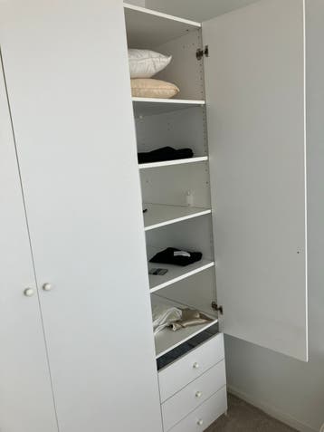 Witte kledingkast met planken en lades