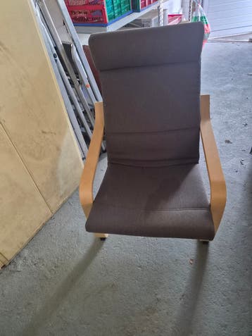 Comfortabele fauteuil met stoffen bekleding en houten frame