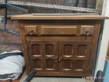Houten kastje met lade en deurtjes