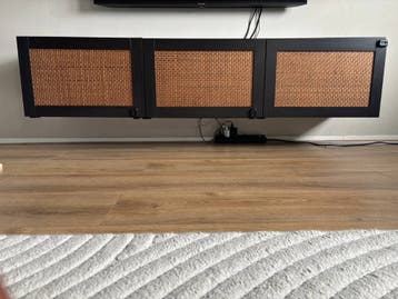 Zwart zwevend tv-meubel met rotan details