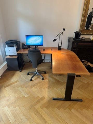 bureaus en ladeblokken met bureaustoelen