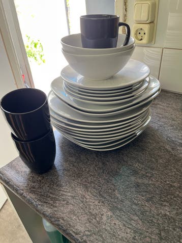 Servies set: borden, kommen en mokken