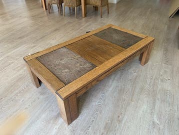 Houten salontafel met 2 leistenen inzetstukken