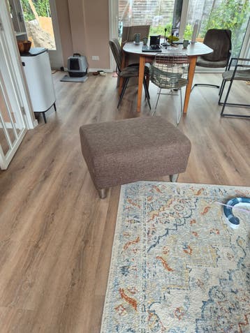 GRATIS Bruine poef / hocker met chrome pootjes