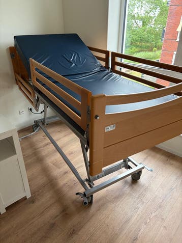 Verstelbaar ziekenhuisbed/seniorenbed/hoog-laagbed