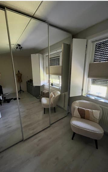 GRATIS!! Grote kledingkast met 3 spiegel schuifdeuren